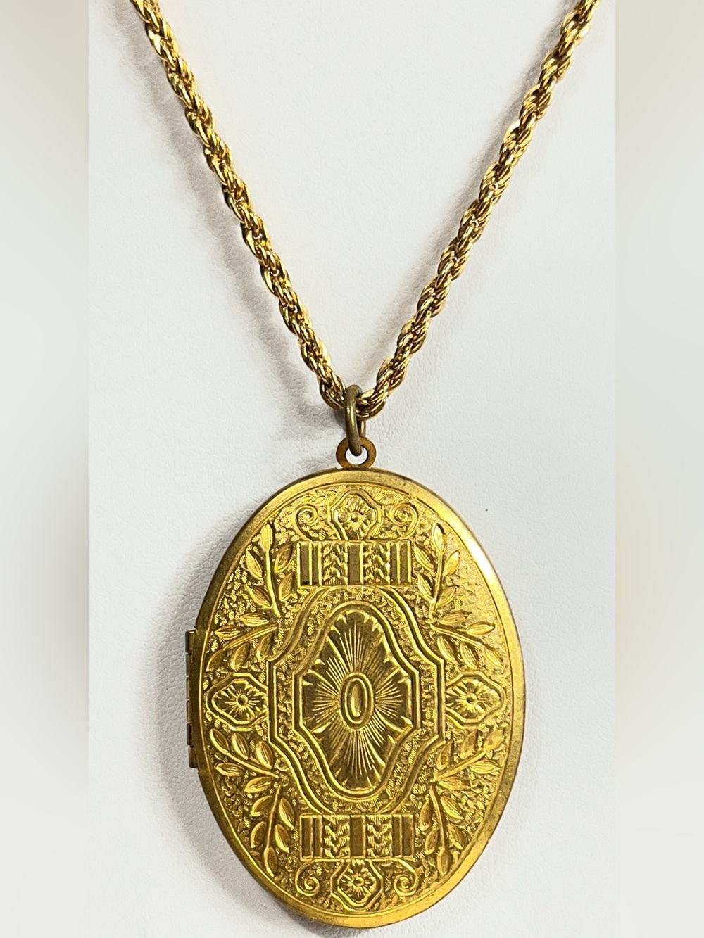 Vintage Gold tone reversible locket on 18” gold tone chain costume jewelry